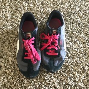 Tennis shoes in women